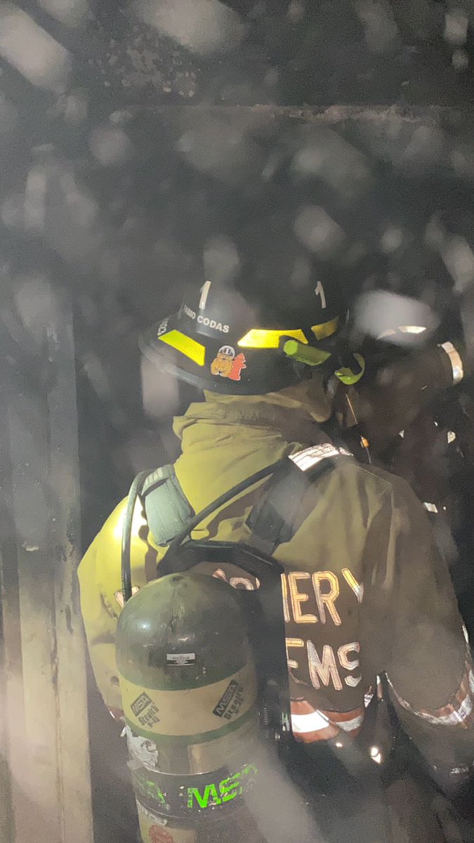 🚨SERVICIO🚨

En simultáneo.

Personal de #BomberosK1 en Móvil AR-13 acuden de apoyo en #incendio de vivienda, realizan trabajo de extinción y enfriamiento del lugar.

Trabajo en conjunto con <a href="/BomberosK5/">Bomberos K5 Lambaré - CBVP</a> y <a href="/bomberosk2/">Bomberos Trinidad - 2da. Compañía</a> 

#SomosCBVP
#SomosK1
#IncendioControlado