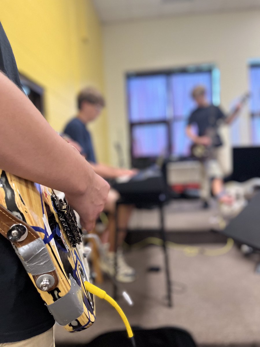 RB3official's tweet photo. One week away from rock 🪨🤘🎸🎵🎤🎷
See you at #halftime https://t.co/HcVBv9fsVo