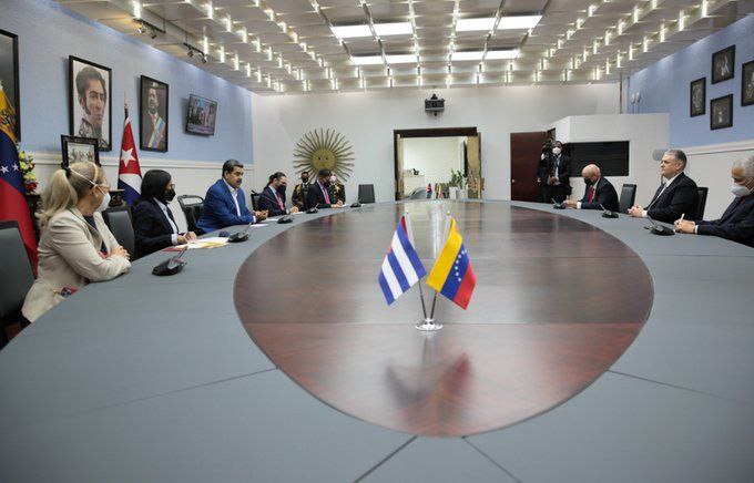ViceVenezuela's tweet photo. #EnFotos || ¡Cuba y Venezuela, naciones hermanas! Así se desarrolló la reunión de trabajo que sostuvo el Pdte. @NicolasMaduro con el Viceprimer Ministro y Ministro de Economía y Planificación de Cuba, Alejandro Gil Fernández, quien se encuentra de visita oficial en el país. https://t.co/s1qAambVmp