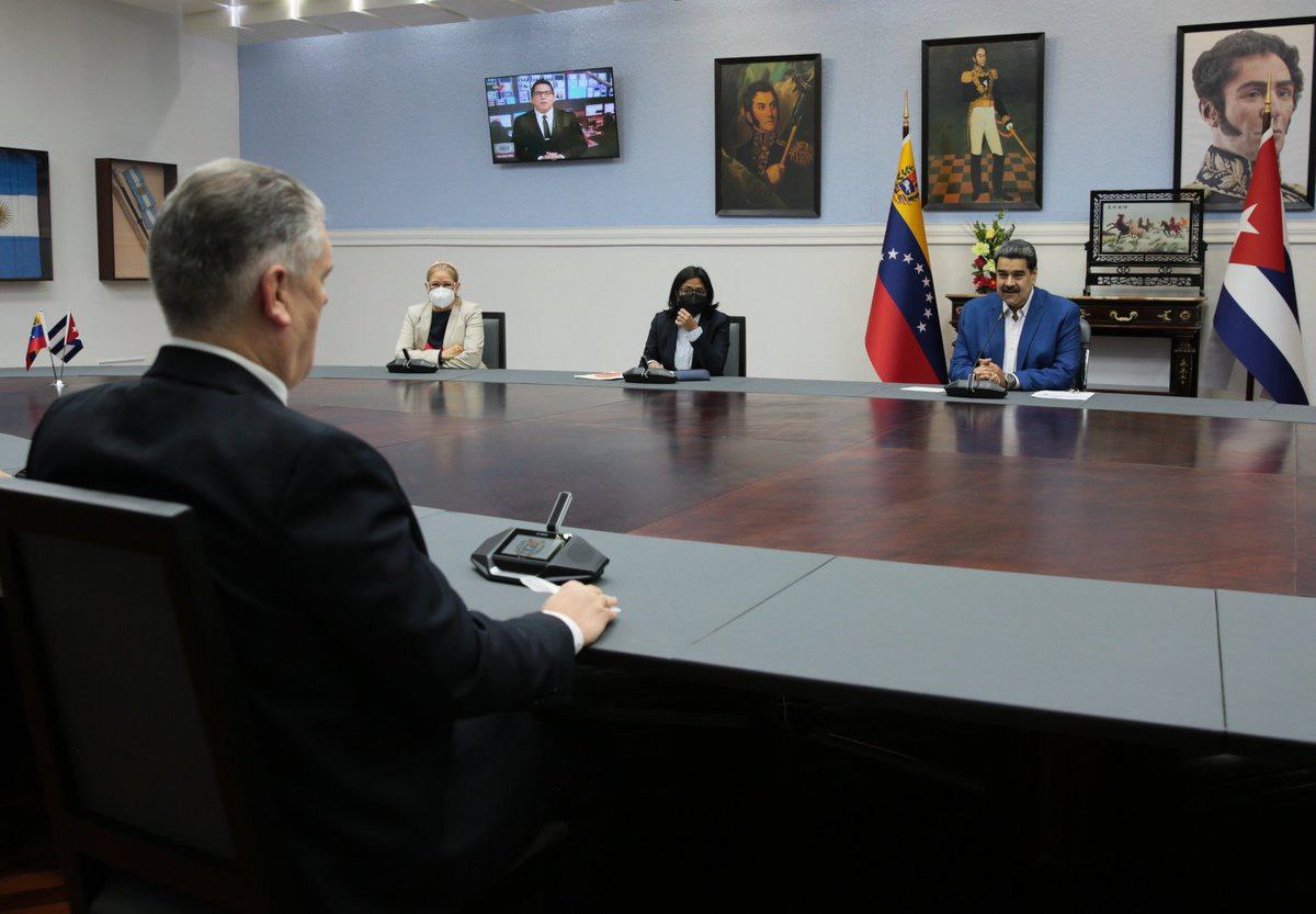 ViceVenezuela's tweet photo. #EnFotos || ¡Cuba y Venezuela, naciones hermanas! Así se desarrolló la reunión de trabajo que sostuvo el Pdte. @NicolasMaduro con el Viceprimer Ministro y Ministro de Economía y Planificación de Cuba, Alejandro Gil Fernández, quien se encuentra de visita oficial en el país. https://t.co/s1qAambVmp