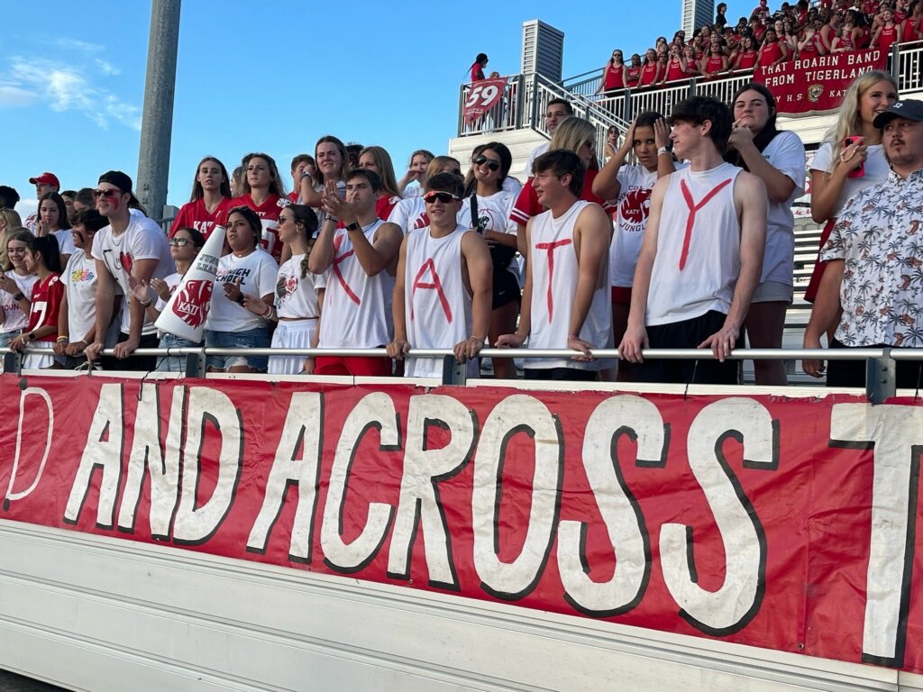 katyhsbaseball's tweet photo. Baseball enjoying some Friday night lights. ⁦@Katyfootball⁩ https://t.co/gQKoVDrZfC