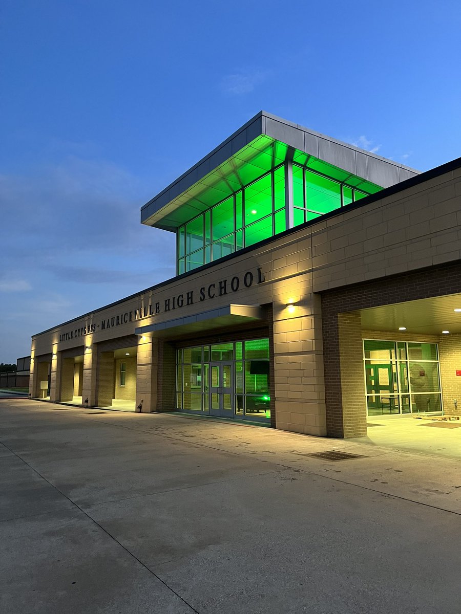 RDuBy88's tweet photo. We’ve started some fantastic traditions the past few years but this might be one of my favorites…
TURN IT GREEN!
Battlin’ Bears take down H-J 35-0 to go 1-0 to start the season!! #LCMHigh #turnitgreen @LCMBearFacts @LCMBearFootball @lcmhsstuco https://t.co/IlRpKimS1Y
