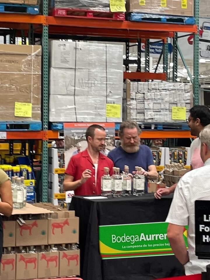 loquillomkt's tweet photo. Los de Breaking Bad haciendo sus propias activaciones en @BodegaAurrera  para su bebida y tú queriendo delegarle toda la responsabilidad a tu agencia 🤣 TANTITA MADRE! #Marketing https://t.co/qVkUEeRbAB