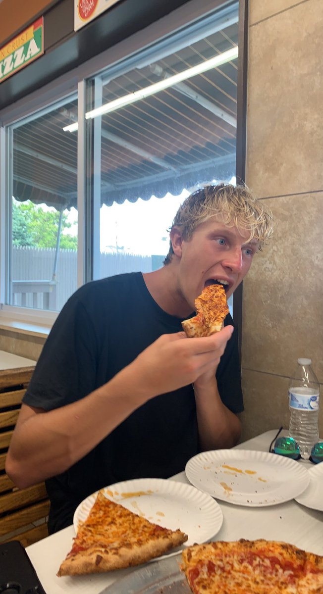 JoeyPreston12's tweet photo. When your dad orders you pizza but he lives in a different country. https://t.co/ji8DhEHQsW