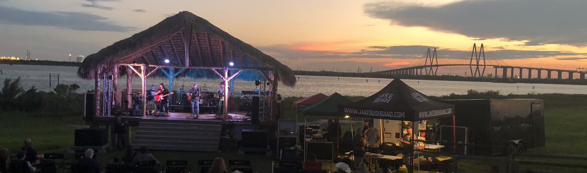 TXRedDirtFan's tweet photo. Happy Friday Evening to all
Beautiful night on the Bay
@justinvansant
@WesNickson
and @TheJakeBushBand
leading us to the
@dougstonetour
#GrandFinale @
#Oneals #Baytown #Texas https://t.co/IMK3qx2OLo