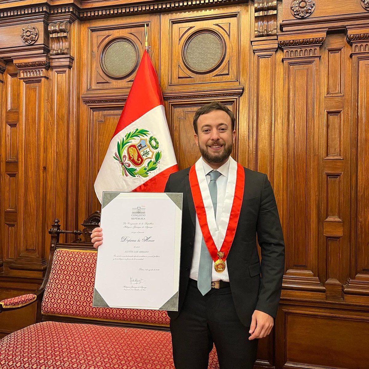 AgustinLaje's tweet photo. Hoy fui distinguido con la Medalla de Honor del Congreso de la República del Perú 🇵🇪 . Inmenso honor!!! https://t.co/324HAfzRYk