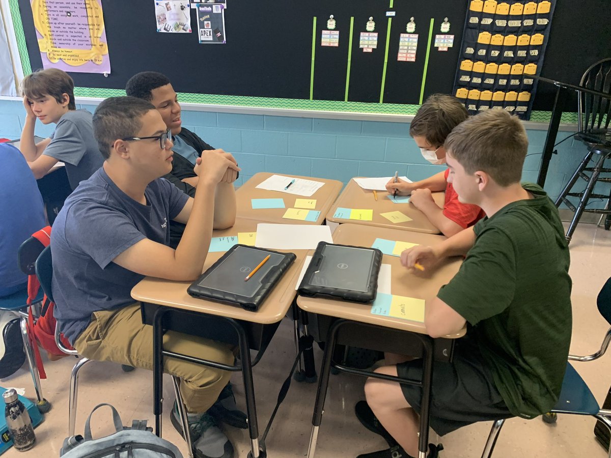 TFAA_Middle's tweet photo. 8th grade students brainstorming problems on social media and possible solutions to those problems. #PBL @TFAA_Rams https://t.co/3jItVTgjm4