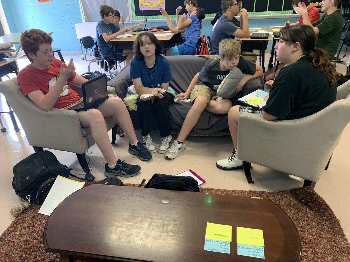 TFAA_Middle's tweet photo. 8th grade students brainstorming problems on social media and possible solutions to those problems. #PBL @TFAA_Rams https://t.co/3jItVTgjm4