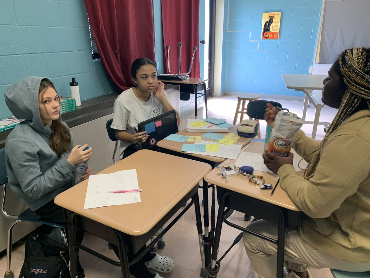 TFAA_Middle's tweet photo. 8th grade students brainstorming problems on social media and possible solutions to those problems. #PBL @TFAA_Rams https://t.co/3jItVTgjm4
