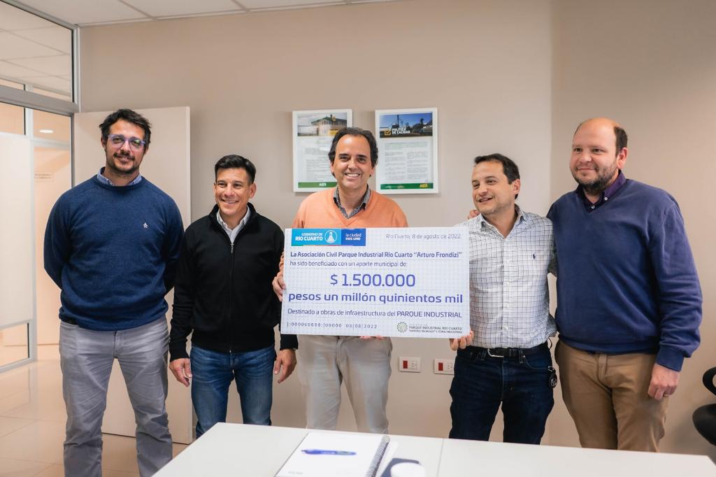 Esta mañana visitamos el Parque Industrial Presidente Arturo Frondizi y realizamos un aporte de $1.500.000 para mejorar su infraestructura. Esto es parte del trabajo conjunto que venimos haciendo con el sector privado y el gobierno provincial desde el primer día. 
#LaCiudadNosUne