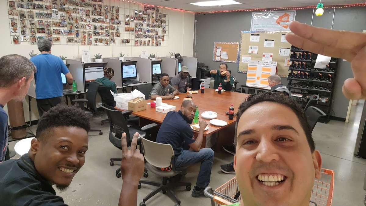 acollazoups's tweet photo. Taking care of our associates is the most important thing, Freight team at 6325 did an amazing job this week with freight and pack down. . Pizza party night 
@anandsingh1210 @Ernesto68455727 @Buehlerz https://t.co/UAkyUlSaTN
