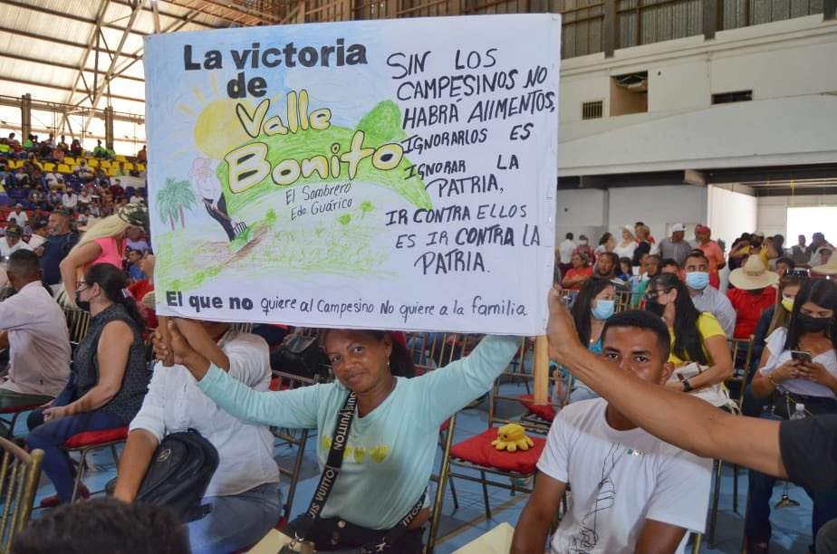 En compañía de nuestro hermano Ministro para la Agricultura y Tierras <a href="/wcastroPSUV/">Wilmar Castro</a> hicimos la entrega de 1.016 instrumentos agrarios a las fuerzas productivas de nuestro estado. Hoy #26Ago, Guárico se convirtió en la capital nacional de la democratización de la tierra.