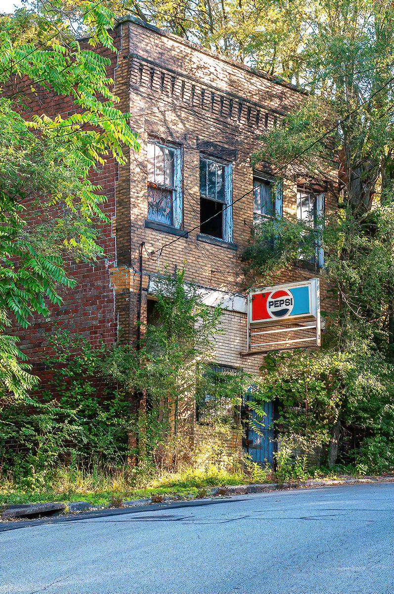 ExploresMr's tweet photo. "Cheeseburger! Cheeseburger! Pepsi, no Coke!"; an abandoned bar/eatery near Youngstown, Ohio. https://t.co/aNmgZ0DPzQ