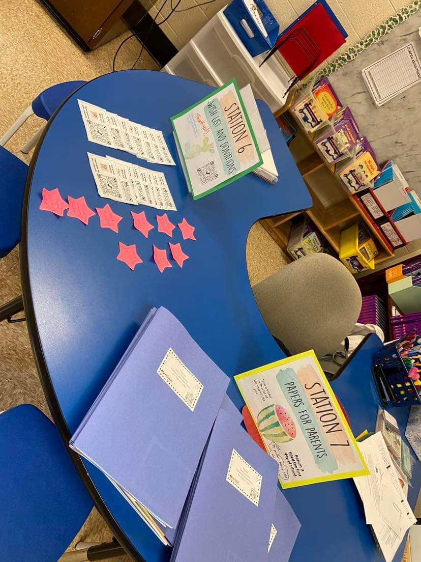 CastiStephani's tweet photo. My first "Meet the teacher" 🎉🎉🎉🎉🎉 ready for a Wonderful school year!!!! 3rd grade..... here we go!!!!!
#unitingourworld  @ParticipateLrng https://t.co/69foGqEPs5