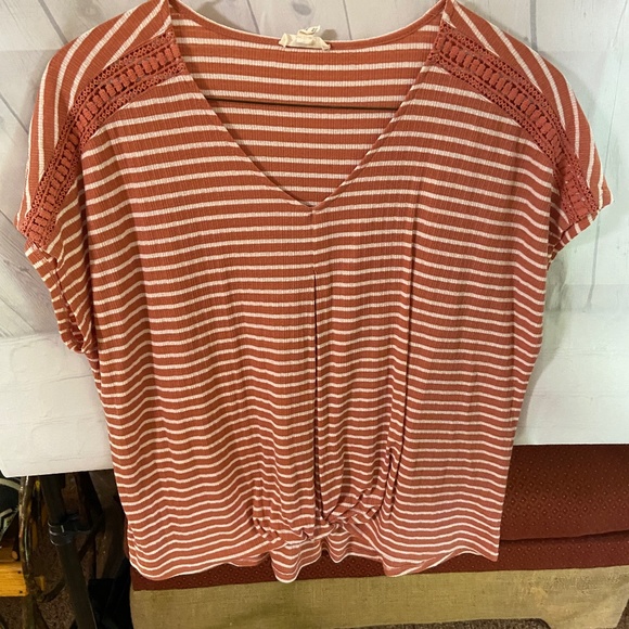 SanctuaryStyle's tweet photo. So good I had to share! Check out all the items I'm loving on @Poshmarkapp #poshmark #fashion #style #shopmycloset #worthington #est1946: https://t.co/VkKOqRYCv0 https://t.co/kpNti9Sifj