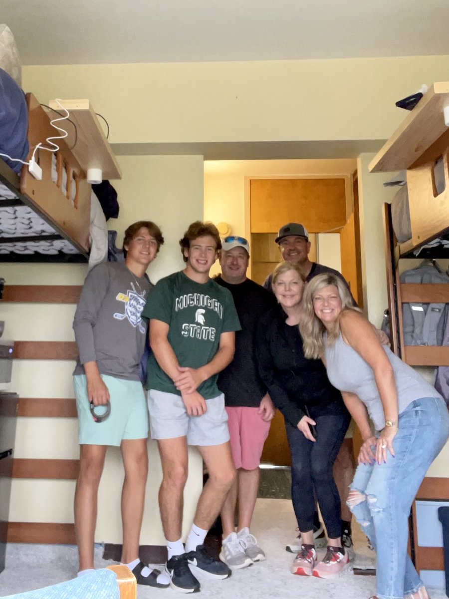 lcarter734's tweet photo. Move in day success! Enjoy every moment boys! 💚#gogreen ⁦@michiganstateu⁩ ⁦@tcarter734 https://t.co/Y2ozQdTomH