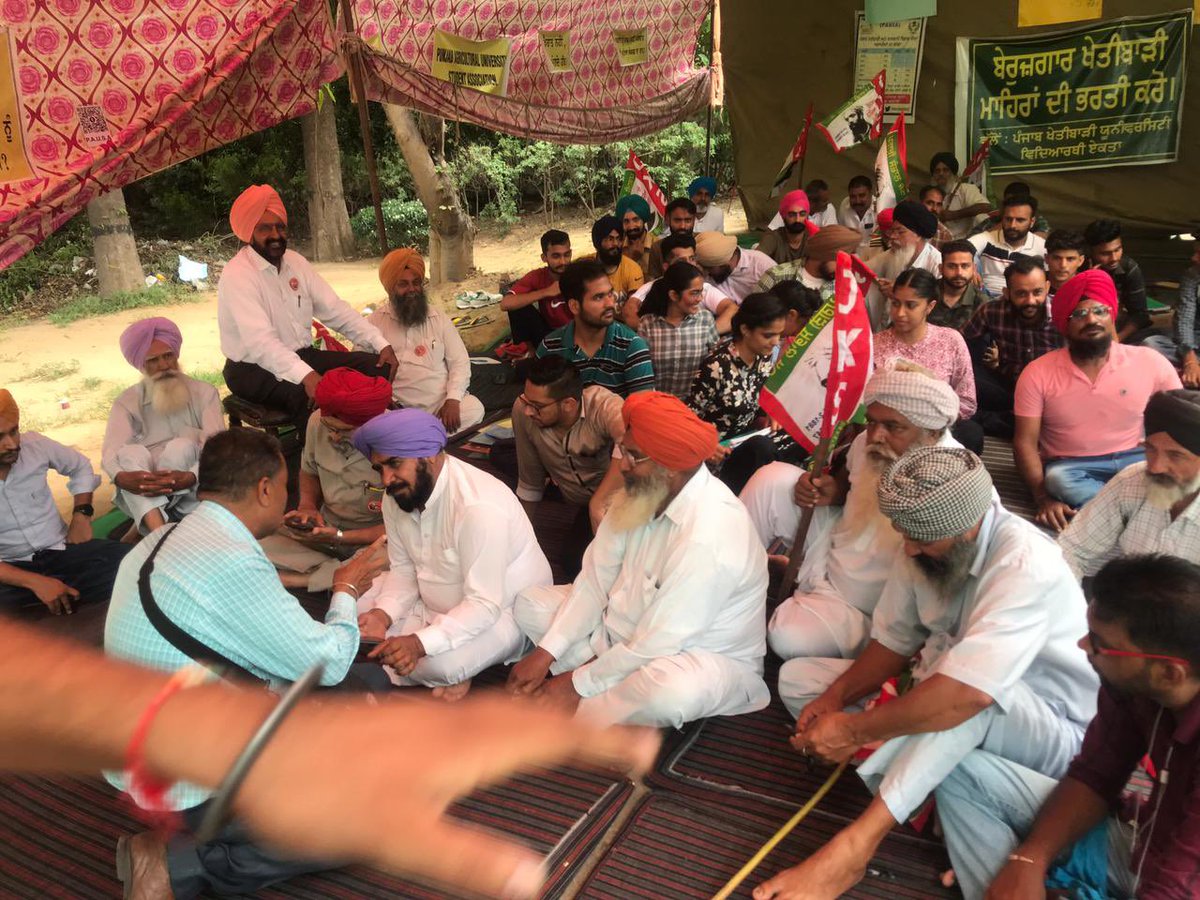 SurinderGhorel4's tweet photo. ਕਾਂਗਰਸ ਦੇ ਰਾਜ ਵੇਲੇ ਮੈਡਮ @AnmolGaganMann 5ਮਿੰਟ ਵਿੱਚ MSP ਵਾਲੇ 
ਕਾਂਗਰਸ ਸਰਕਾਰ ਨੂੰ ਇਹ ਅਸਾਮੀਆਂ ਭਰਨ ਨੂੰ ਕਹਿ ਰਹੇ ਸੀ ਅਤੇ ਆਪ ਪਾਰਟੀ ਵਾਲੇ ਇਹਨਾ ਵਿਦਿਆਰਥੀਆ ਸਾਥ ਦੇ ਰਹੇ ਸੀ , ਹੁਣ ਕੀ ਹੋ ਗਿਆ 
ਜਿਹੜਾ ਝੰਡੇ ਅਤੇ ਕੇਜਰੀ ਨੂੰ ਇਹ ਧਰਨਾ ਦਿਖਣ ਤੋਂ ਹਟ ਗਿਆ ? 
ਓਹੀ ਸਰਕਾਰਾਂ ਕੱਲਾ ਲੋਗੋ ਹੋਇਆ change
#WeSupportPAUStudents https://t.co/EdUtFCNQCa