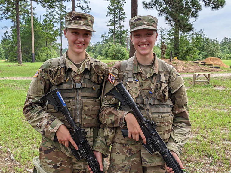 DrJamesOlsson's tweet photo. 17-Year-Old Dead After Collapsing During Army National Guard Physical Training...

Pvt. Alyssa Cahoon, suffered a "medical emergency" while training at Fort Jackson, in South Carolina...

Image: Bravo Company's twin Trainees Brianna, and Alyssa Cahoon...

- People https://t.co/Ek1K90G61X
