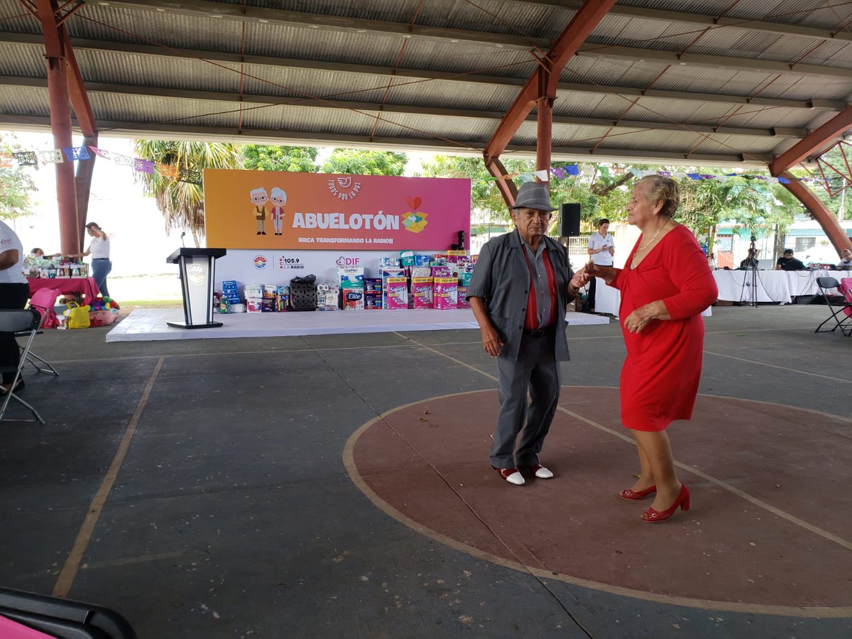 LauraGomezBasto's tweet photo. Hoy en el evento para adultos mayores y el Abuelotón del #DIFBJ y @rca_cancun saludando a la Gobernadora Electa @MaraLezama https://t.co/o1y7Q51Huh
