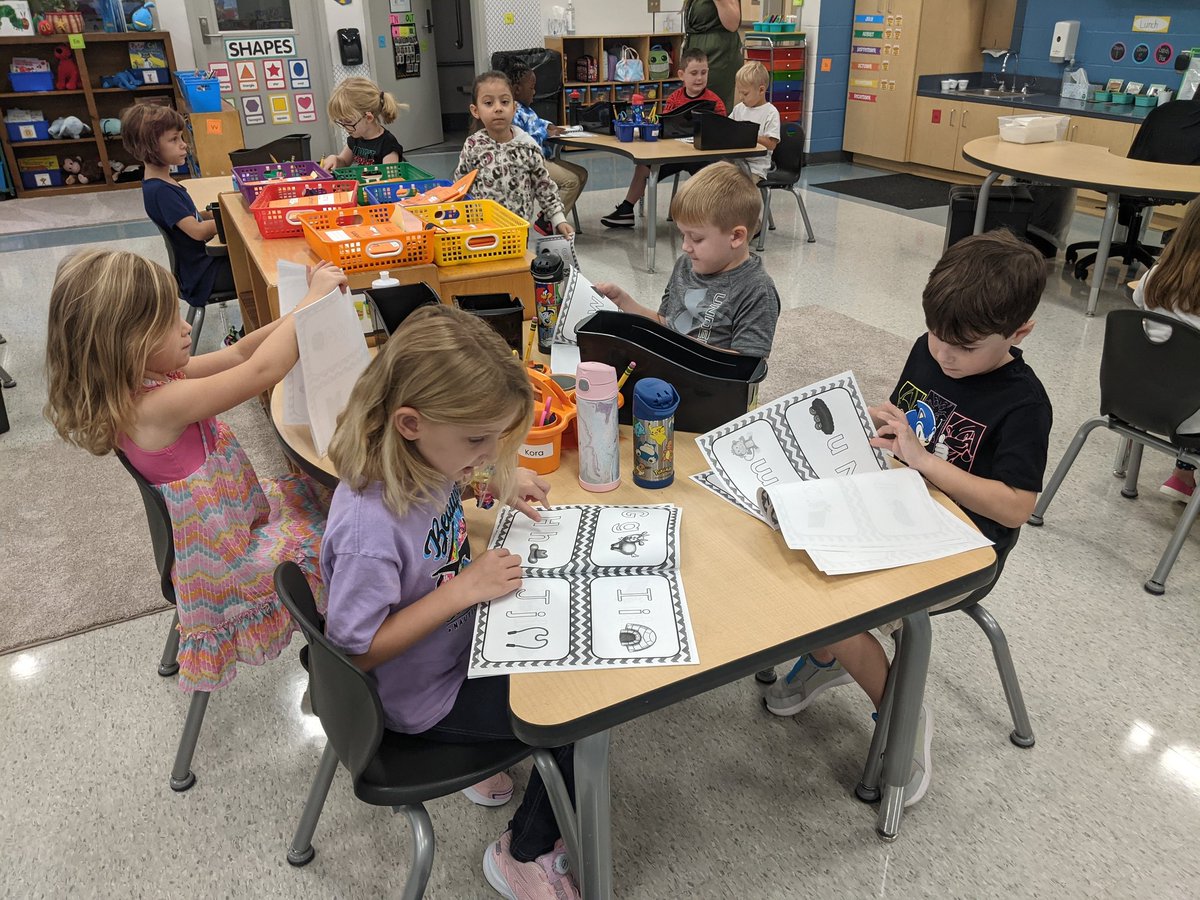 MrsECrews's tweet photo. We ♥️ learning in kindergarten! @WhiteKnollElem #K5ShiningStars #LoveWins https://t.co/psbGGKgbHb