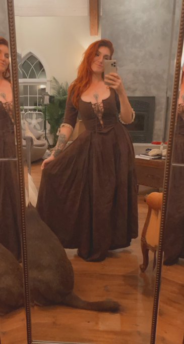 Hey bb what are you wearing  An 18th century upper middle class gown did I fucking stutter? https://t