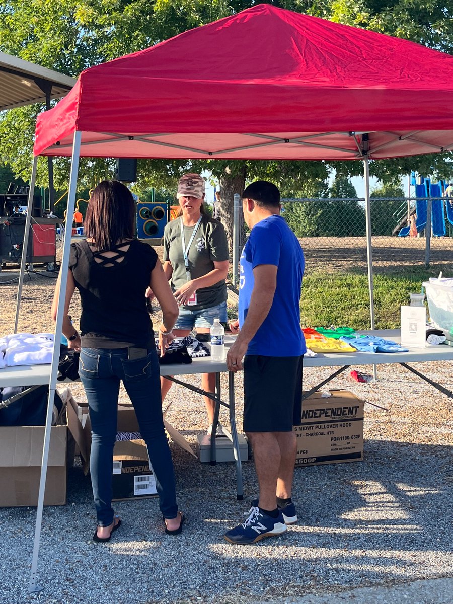 BTE_PTA's tweet photo. Fun in the Sun! ☀️ #spiritsales #friendsonfriday #wolfpuppicnic @ag_stl https://t.co/GUAR3AVpoO