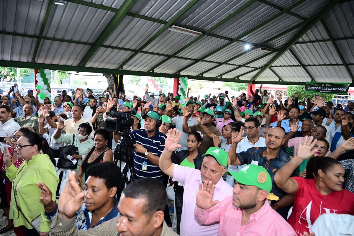 Juramentados en Santo Domingo Este cientos de nuevos integrantes en #FuerzaDelPueblo, líderes comunitarios y empresarios, algunos de los cuales expusieron su angustia debido a la inseguridad ciudadana y la falta de acciones del gobierno en áreas fundamentales. ¡Bienvenidos!