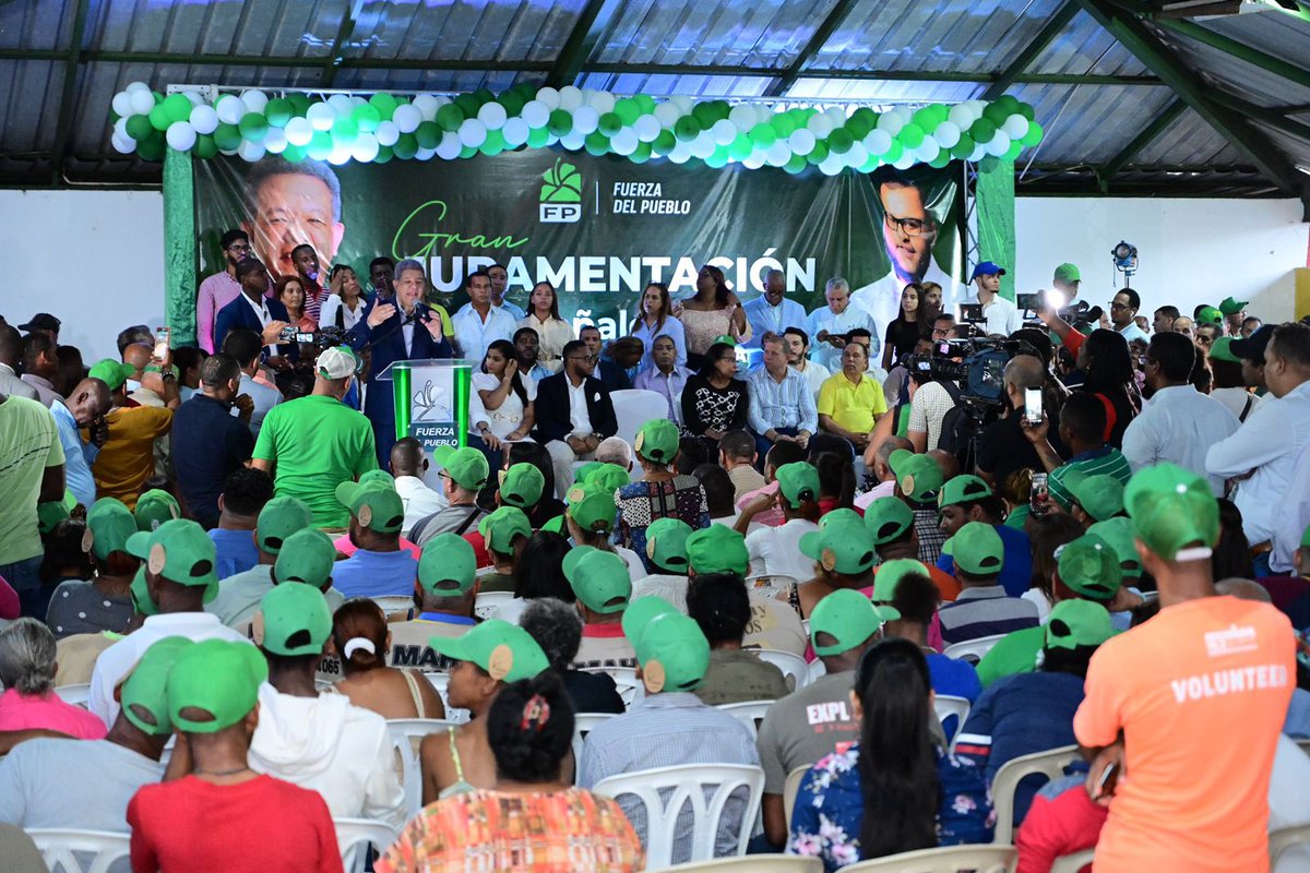 LeonelFernandez's tweet photo. Juramentados en Santo Domingo Este cientos de nuevos integrantes en #FuerzaDelPueblo, líderes comunitarios y empresarios, algunos de los cuales expusieron su angustia debido a la inseguridad ciudadana y la falta de acciones del gobierno en áreas fundamentales. ¡Bienvenidos! https://t.co/ssjj1r3JDe