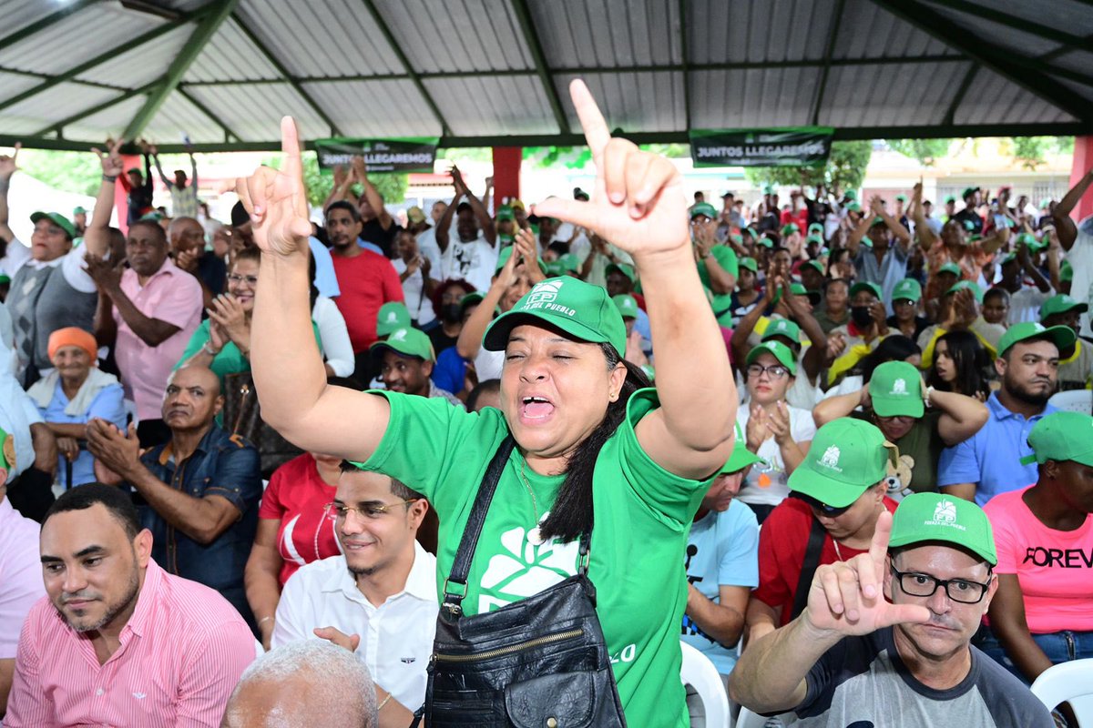 LeonelFernandez's tweet photo. Juramentados en Santo Domingo Este cientos de nuevos integrantes en #FuerzaDelPueblo, líderes comunitarios y empresarios, algunos de los cuales expusieron su angustia debido a la inseguridad ciudadana y la falta de acciones del gobierno en áreas fundamentales. ¡Bienvenidos! https://t.co/ssjj1r3JDe