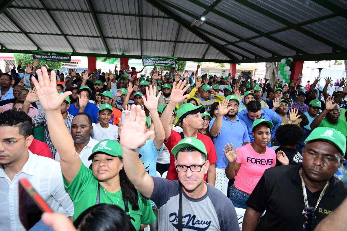 LeonelFernandez's tweet photo. Juramentados en Santo Domingo Este cientos de nuevos integrantes en #FuerzaDelPueblo, líderes comunitarios y empresarios, algunos de los cuales expusieron su angustia debido a la inseguridad ciudadana y la falta de acciones del gobierno en áreas fundamentales. ¡Bienvenidos! https://t.co/ssjj1r3JDe