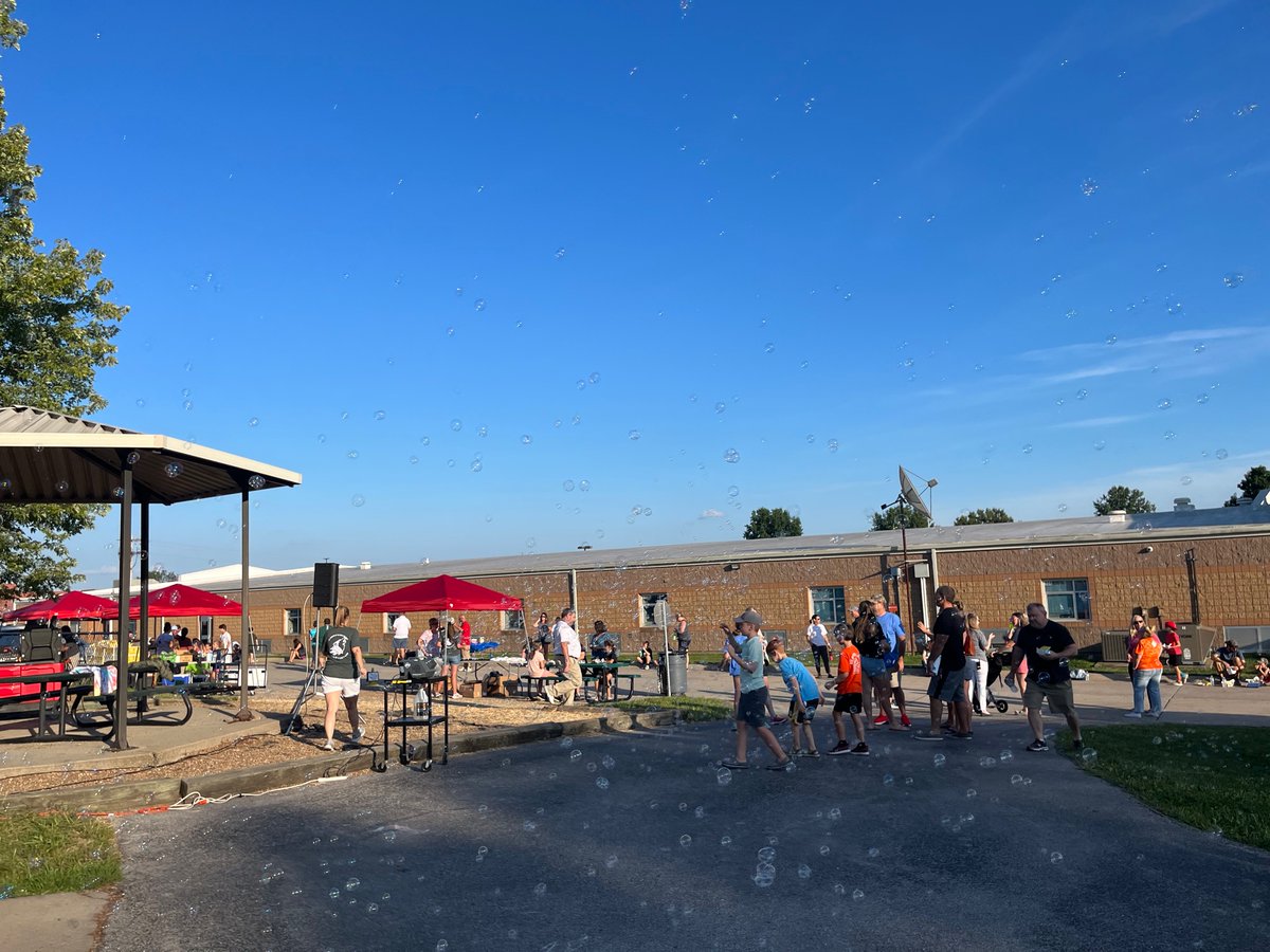 BTE_PTA's tweet photo. Fun in the Sun! ☀️ #spiritsales #friendsonfriday #wolfpuppicnic @ag_stl https://t.co/GUAR3AVpoO