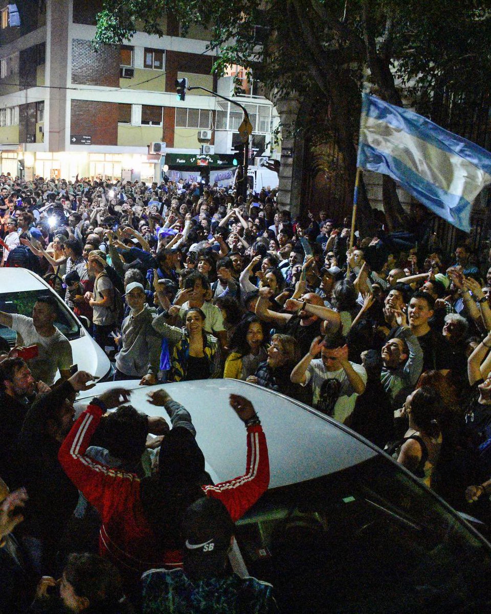 la_campora's tweet photo. Amor con amor se paga. ❤️

#TodosConCristina ✌🏽 https://t.co/S0TR9HADEF