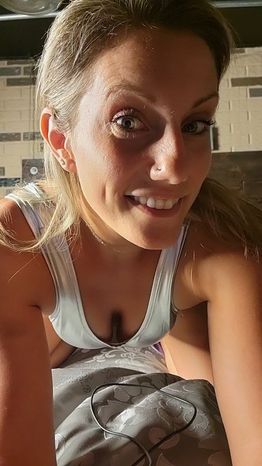 I'm live on stripchat and MFC! Sylvie_b10 https://t.co/p7CpwtPY4w