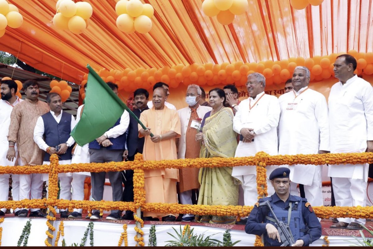 RoopaMishra77's tweet photo. The week also saw @GVMC_VISAKHA continue with its plastic free beach drive, @SwachhChd initiated making puja samagri from the 450kgs of temple waste generated daily and @NagarVikasUP had a big fleet of waste transport vehicles flagged off by @myogiadityanath . https://t.co/iSetcCTVGJ