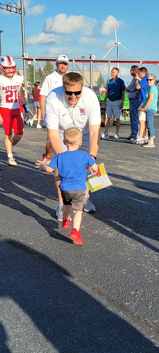 karleykay11's tweet photo. This might be one of my favorite pictures 💙❤️🏈 @jled_ #phstrong #phfootball #footballfriday https://t.co/MsLlZRxvRg