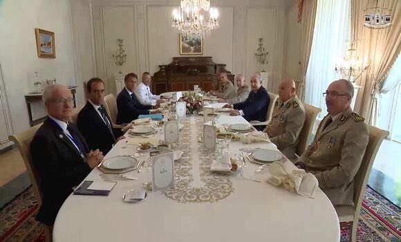 globalintel_'s tweet photo. 🔴 #Macron et #Tebboune président une réunion sécuritaire à laquelle ont pris part, côté algérien, le général #Chengriha, les patrons de la contre-subversion, de la #DGSI et de de #DGDSE et, côté français, le ministre Le Cornu, le général #Burkhard et le patron de la #DGSE https://t.co/O3oK56Nk1Y