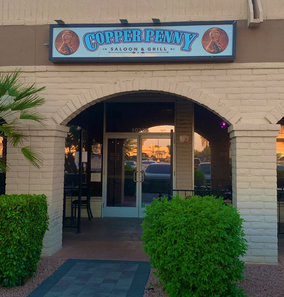 Frosty_Tones's tweet photo. Get down here now … we’re about to jam for the next four hours … great music, food, drinks and dancing 👍 #LiveMusicTonight #CopperPenny #SunCity #Rockabilly #RockAndRoll 🎤 https://t.co/8jqZ0Ntecd