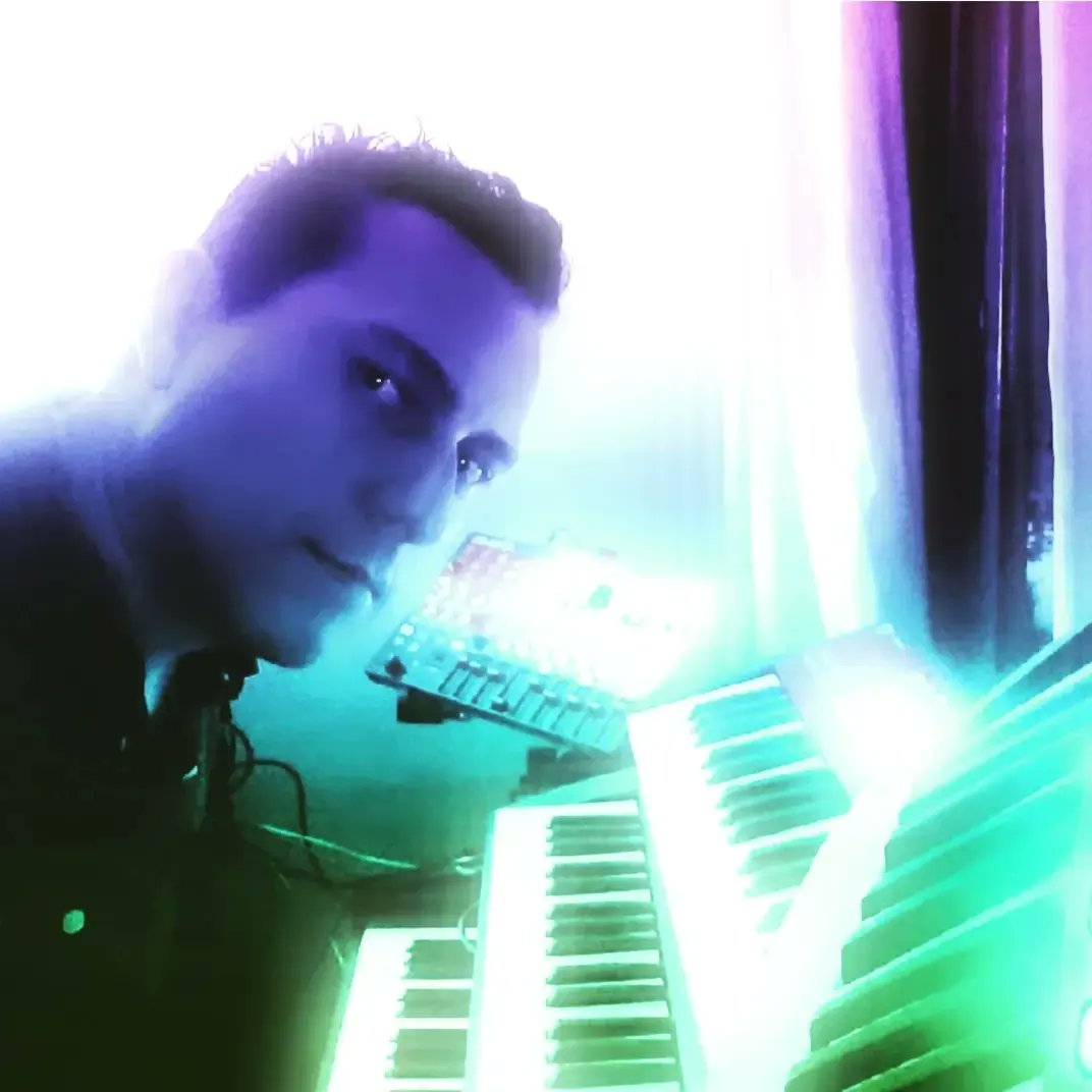 ValHelbFerH's tweet photo. Flying, playing, enjoying and opening your mind to new ideas, shapes, galaxies and colors.✌️😎
#music #electronicmusic #synths #controlers #homestudio #Friday #Voyager #relaxing https://t.co/nOxEjZpR1w
