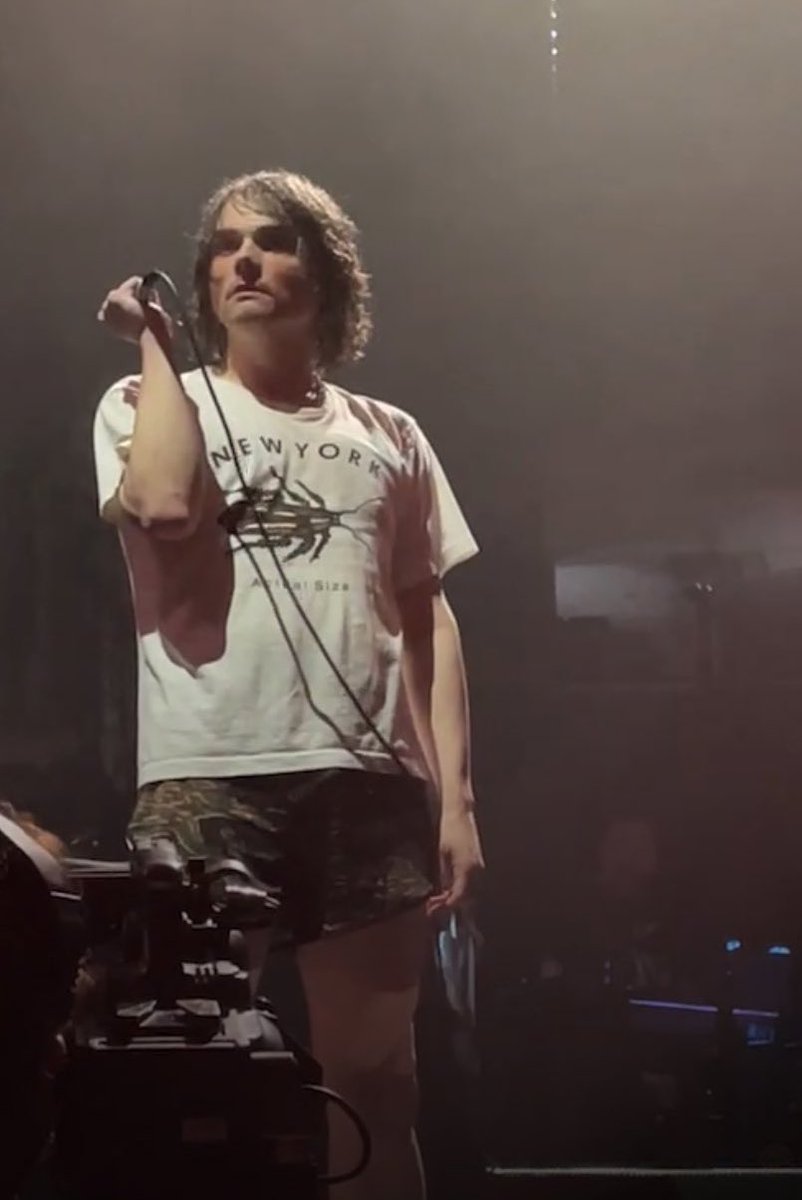 lil_hevs's tweet photo. Short shorts Gerard u will always be famous #MCRRALEIGH https://t.co/knA35nhiV5