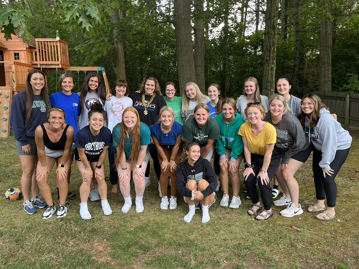 HurstSoftball's tweet photo. Team dinner! Chef Baker fed the team well 👩‍🍳🔥 https://t.co/XcMXg9816o