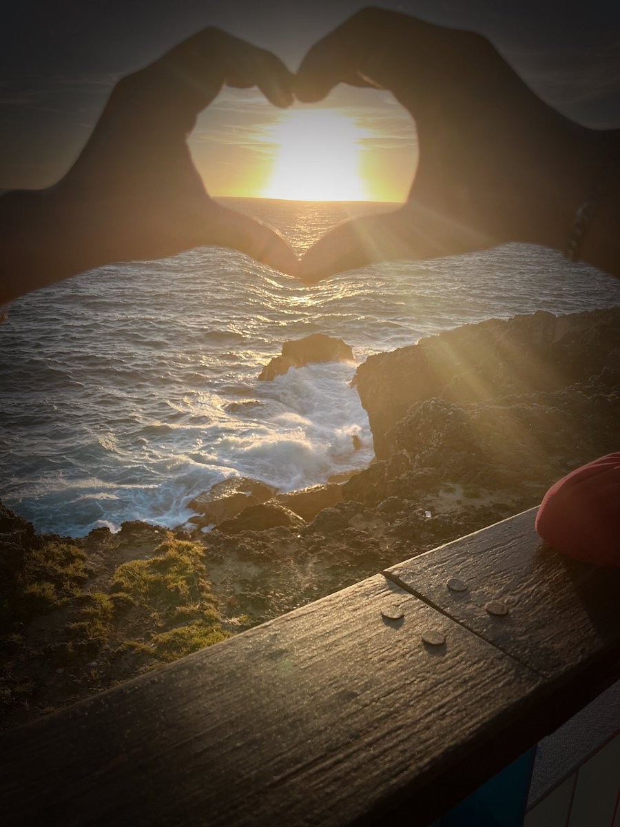 終於等到夕陽下山了，人潮也漸漸散去開拍。
#小琉球·落日亭 https://t.co/oOAKWbx7er