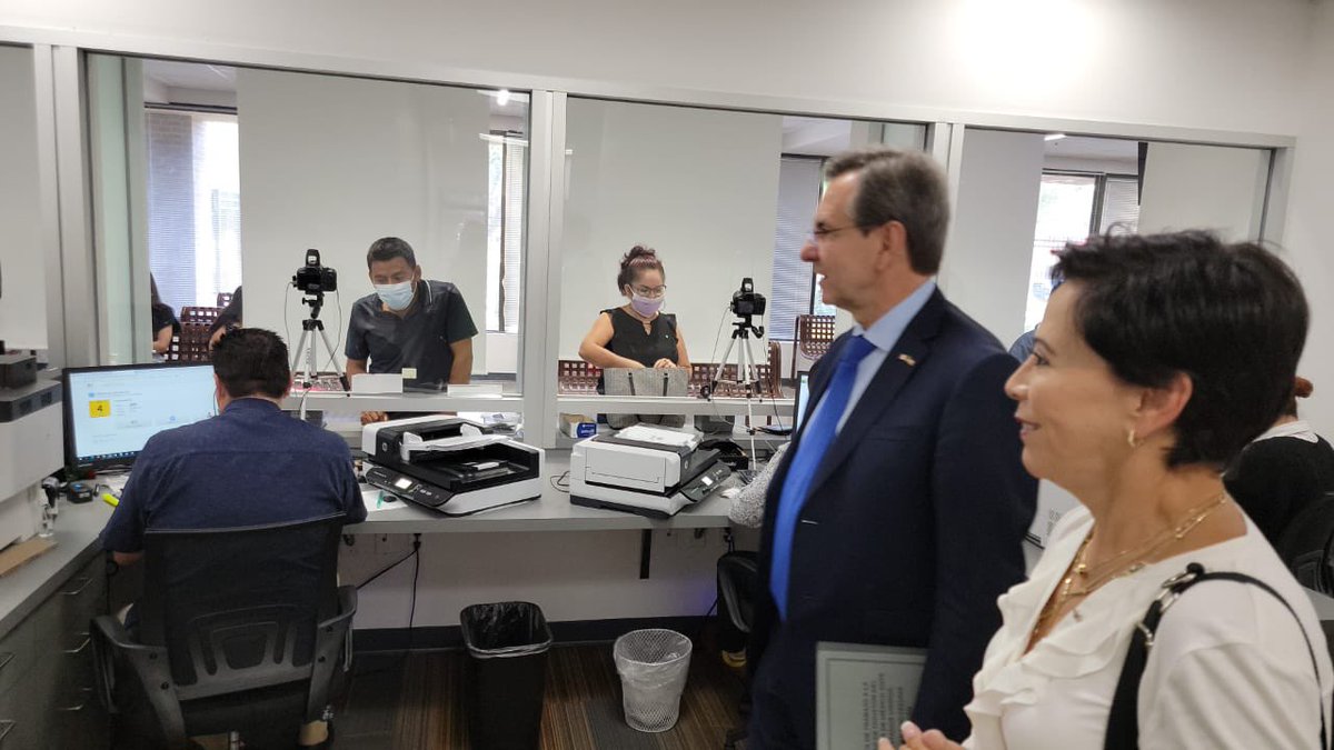 emoctezumab's tweet photo. Las y los mexicanos son atendidos de manera eficiente y amable por quienes integran @ConsulMexHou. Tuve el gusto de conocer las historias de resiliencia de quienes migraron años atrás.

La confianza crece en la autoridad mexicana consular y esto genera cercanía. https://t.co/AoT7AvJtUJ