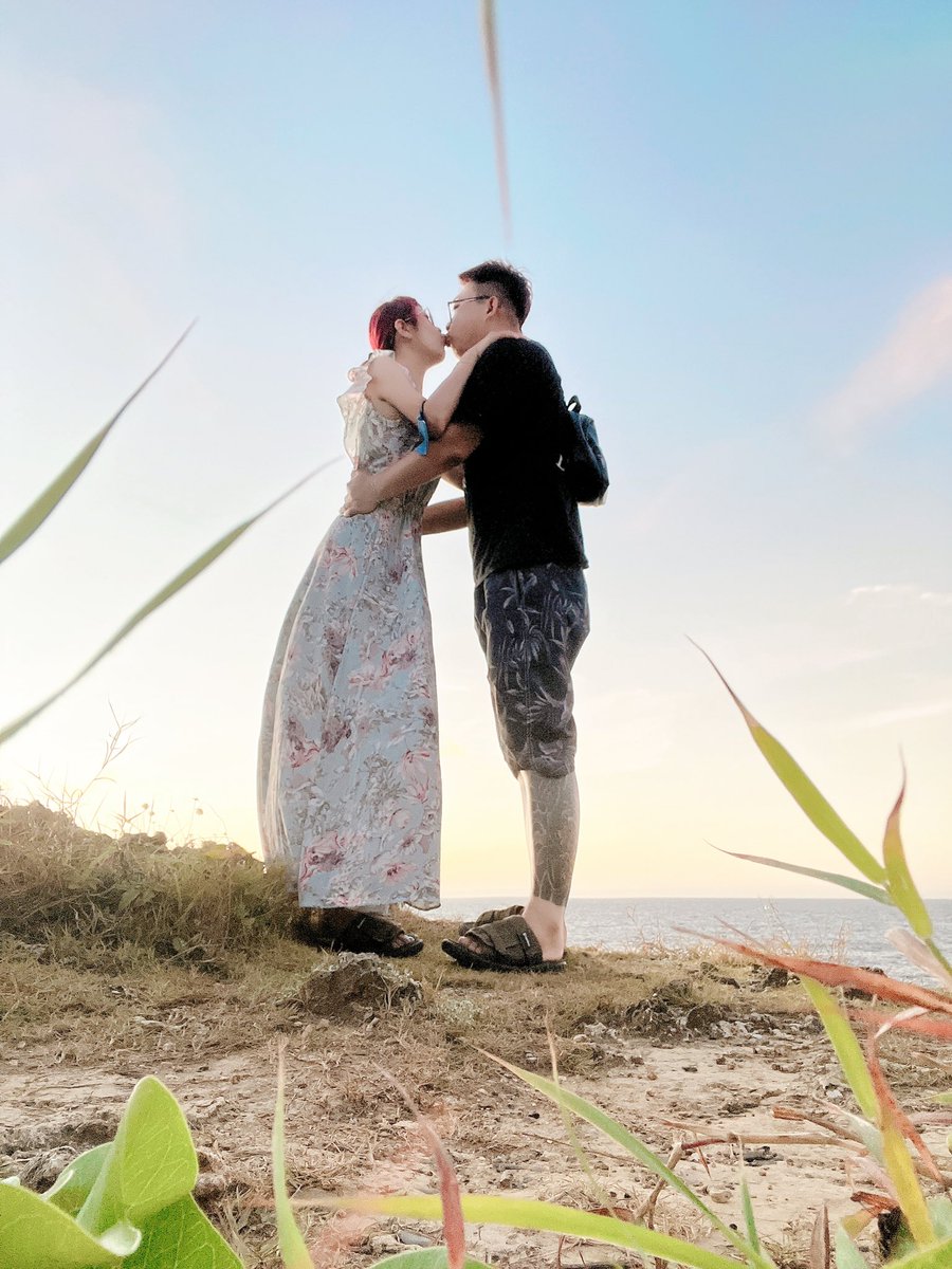 超像在拍婚紗攝影，我們拍照都沒靠路人，都靠路上的石頭或矮牆拍這樣比較自在點。
#你願意嗎？我願意！超浪漫的啦！ https://t.co/6qAVFIaop2