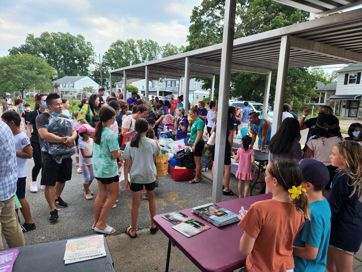 greenberg65's tweet photo. Greenberg's teachers and staff Meet and Greet parents today. Books, backpacks, given away and parents bring supplies to school. https://t.co/64ytm1LBq8