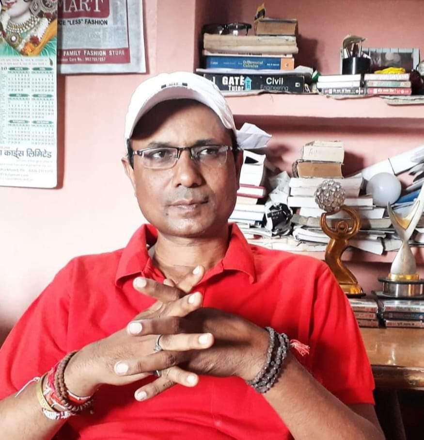 binay_tewary's tweet photo. शास्त्रीय कलाएँ सिद्धस्त गुरुओं से सीखी जाती है। लेकिन लोक कलाएँ तो गहरे लगाव ,संगत,श्रम,औऱ स्वाध्याय से सीखी जाती है।
#रोवाम #रोआम #ROWAM #ROAM #BINAYTEWARYKHORTHAHITS #विनयतिवारीखोरठागीतकार #खोरठाकवि #खोरठालेखक #खोरठासाहित्यकार https://t.co/1AZzjfC17A