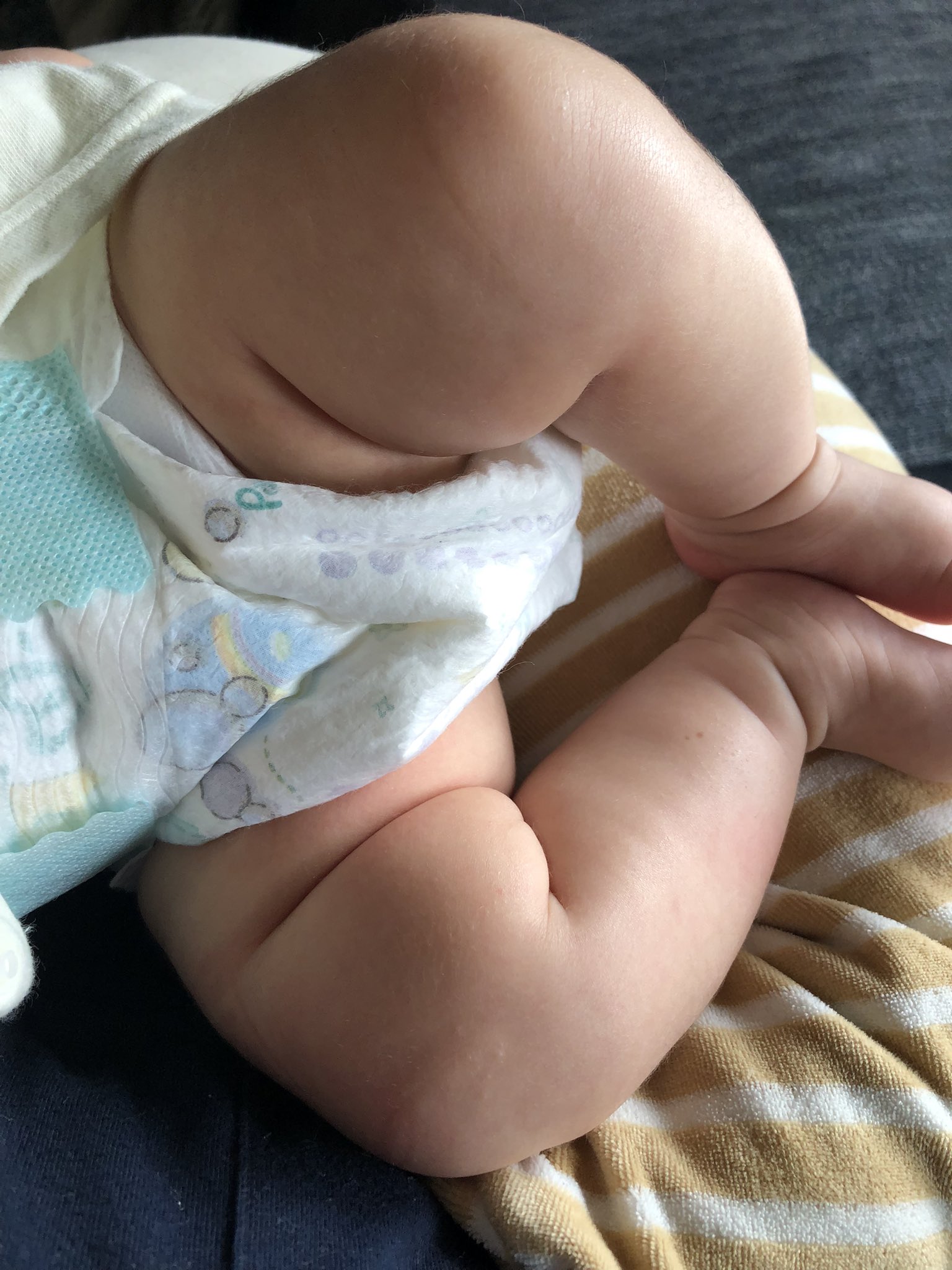 Tigamama 赤ちゃんのムチムチ太もものシワの間に垢が 匂い嗅いだら臭い でも それすら可愛い 写真は綺麗にお風呂で洗った後です T Co K7q4usjfkd Twitter