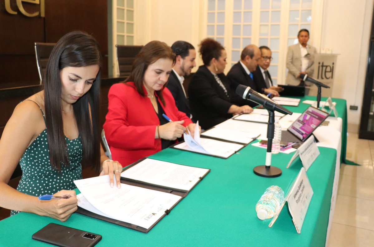 ITEIJal's tweet photo. 📋✍️ Se renovó el Convenio General de Colaboración entre el @ITEIJal y el @IDEJGuadalajara

Firmaron el Comisionado Presidente @chavaromero, la Secretaria Ejecutiva, @ximenaraygoza, el Director del #IDEJ, José García Murillo; así como @JulietDelrio
y @LucyMariscalC1 como testigos https://t.co/aZuYyXu6Pf