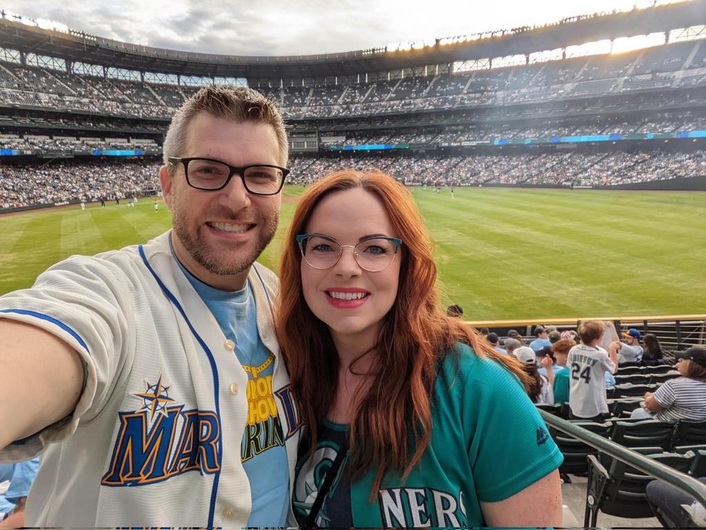 KT_Sue's tweet photo. Friday night in the Jrod Squad.
#whereiroot #seausrise https://t.co/A3u6FiyLP4