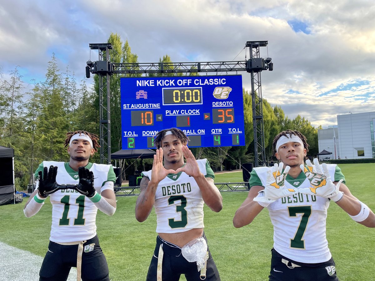 FootballDesoto's tweet photo. If you ain’t know now you know about them TEXAS BOYS!  #DeSotoU https://t.co/qSTD9WhUYv