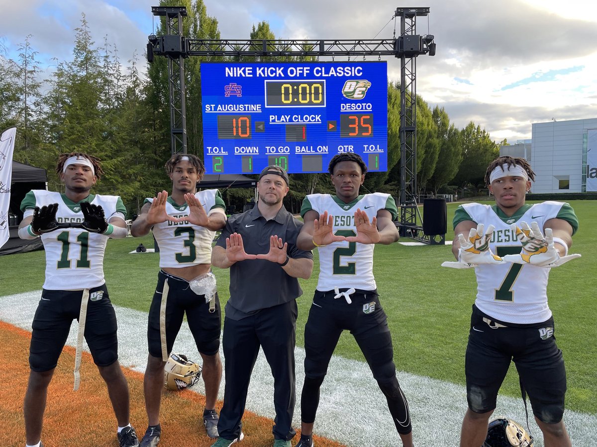 FootballDesoto's tweet photo. If you ain’t know now you know about them TEXAS BOYS!  #DeSotoU https://t.co/qSTD9WhUYv